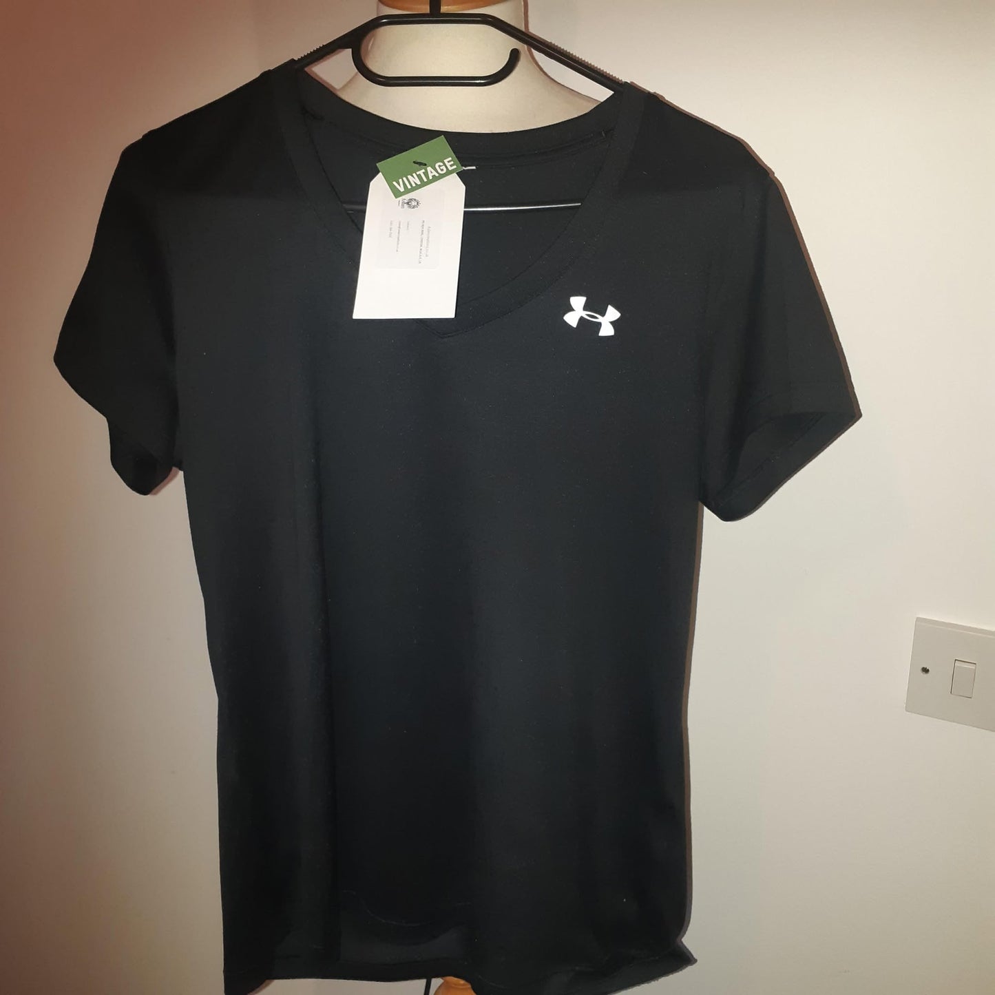 Ladies Under Armour Black T-Shirt (boxy cropped) pre-used