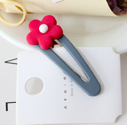 Contrast resin flower pin