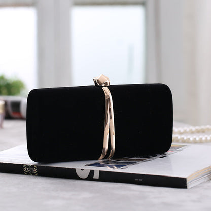 Ou Meimei holding a hard box small square bag dinner bag