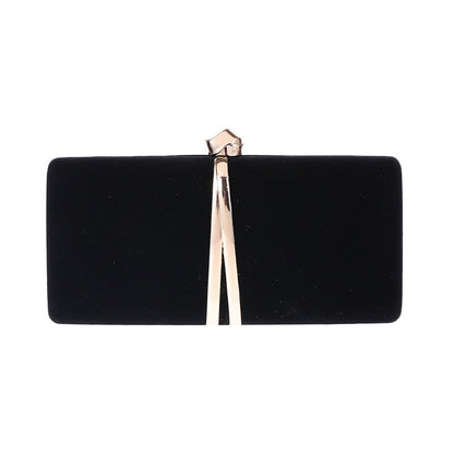 Ou Meimei holding a hard box small square bag dinner bag